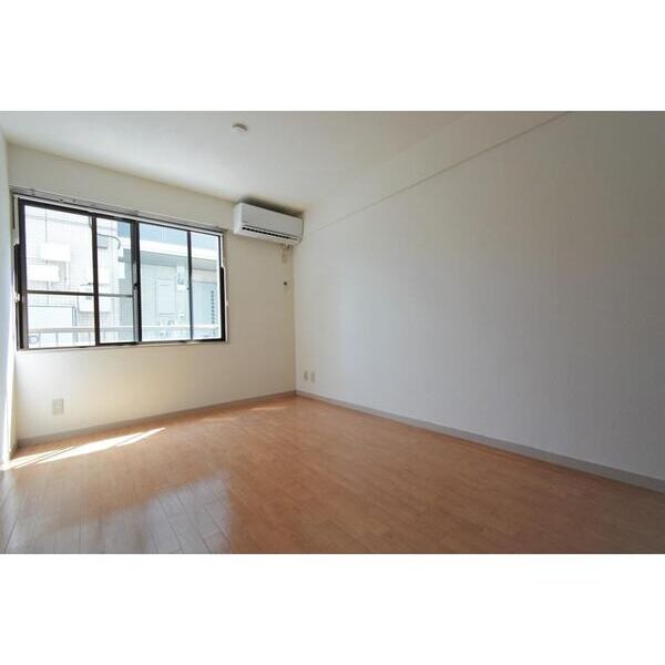 メゾン・ド・調布102号室 リビング