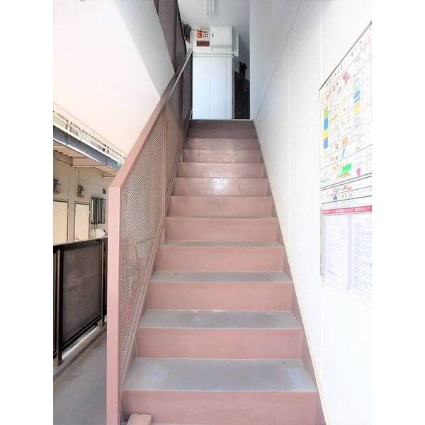 ヴィラ北野0102号室 階段