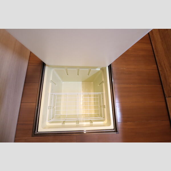 メゾンドアヴァンセ101号室 床下収納