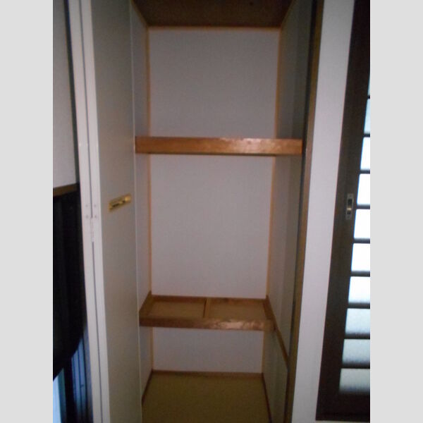 エスポワール海和 洋室東物入れ