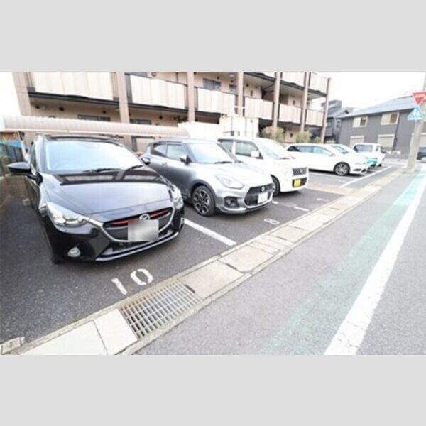 ウェルズ 駐車場