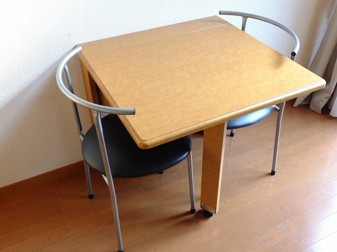 レオパレスｅｖｅｒｇｒｅｅｎ106号室 机と椅子