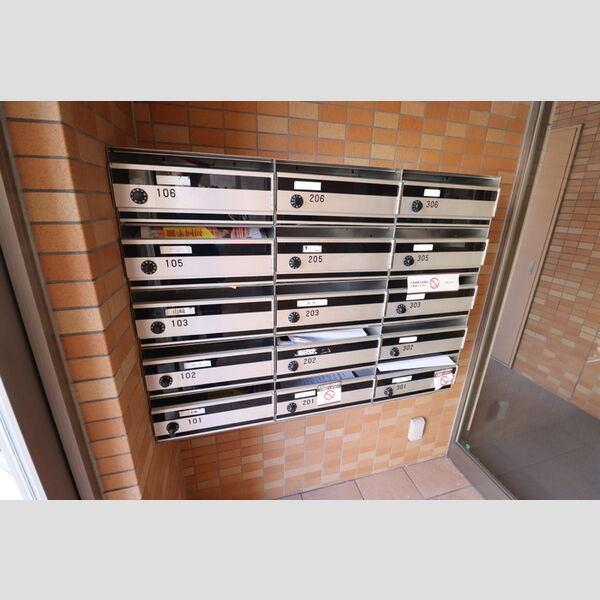 ラクサリー国分寺203号室 集合ポスト