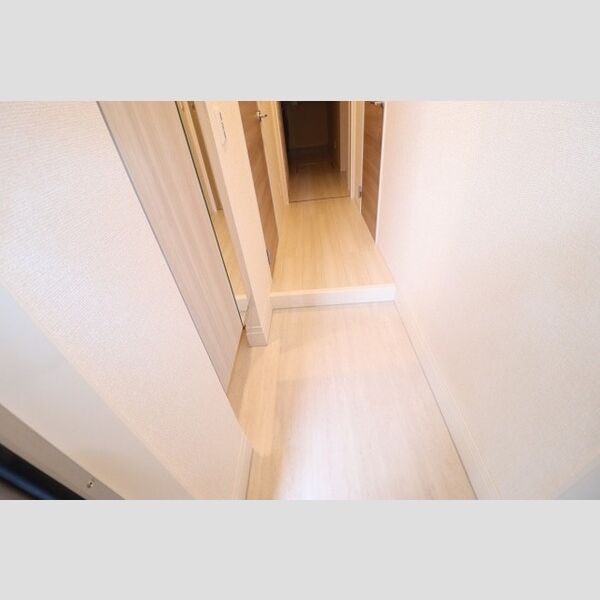 アベニール102号室 玄関　シューズクロークあり