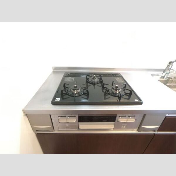 ブリュンヒルト202号室 3口ガスコンロ