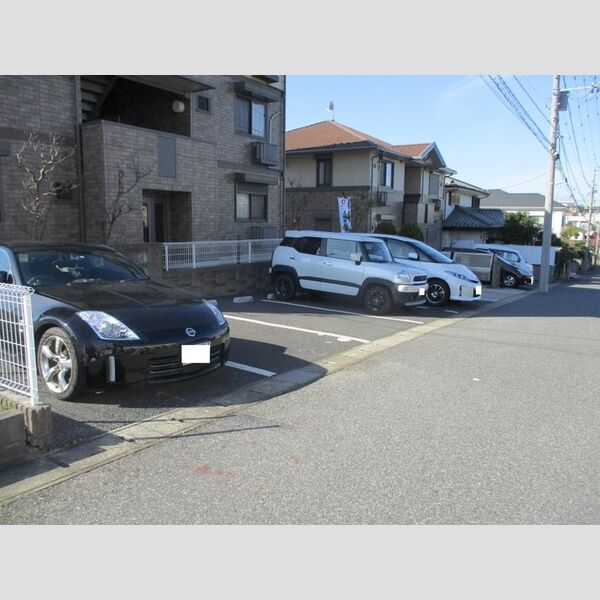 ロジュマン マエバラDEF 駐車場