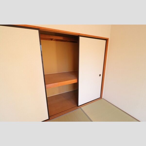 ホワイトヒル 押入(和室6帖)