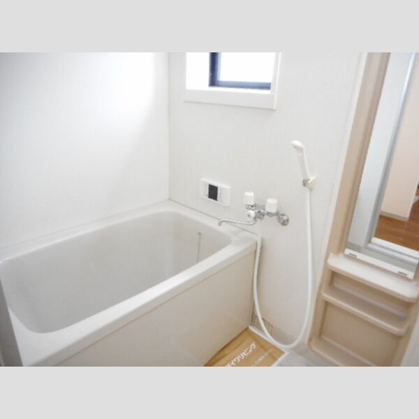 フレマリール鎌ヶ谷　A103号室 追い焚き給湯機能付き浴室(小窓付)