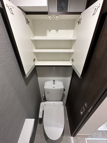 ベイルーム本厚木旭町103号室 温水洗浄便座付き＆便利な収納付きです♪