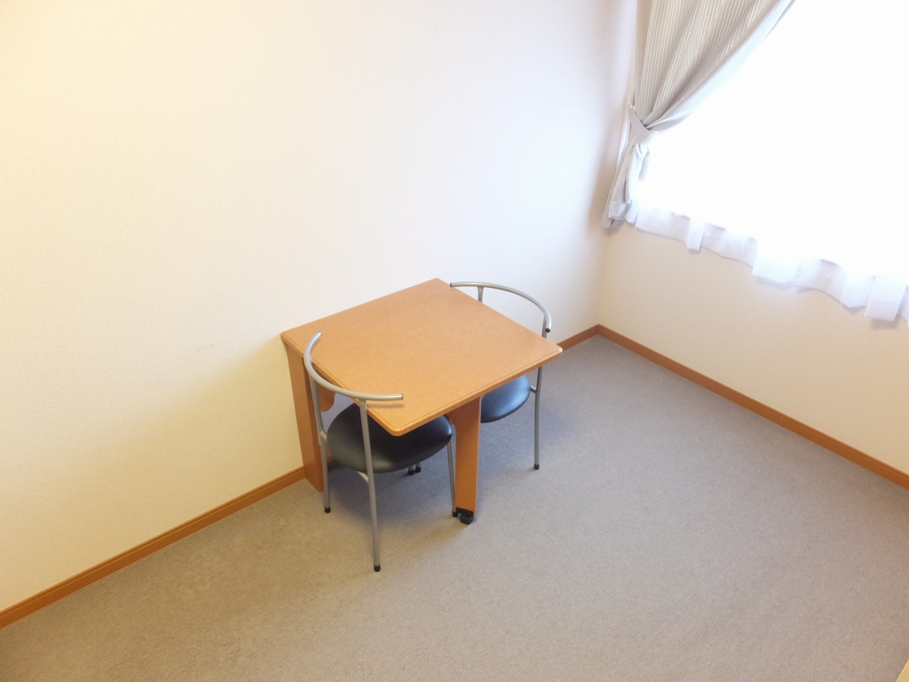 レオパレスマシューⅠ207号室 備え付きのテーブルは折りたたむことが可能です。