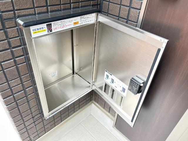 リノナル102号室 宅配ボックス