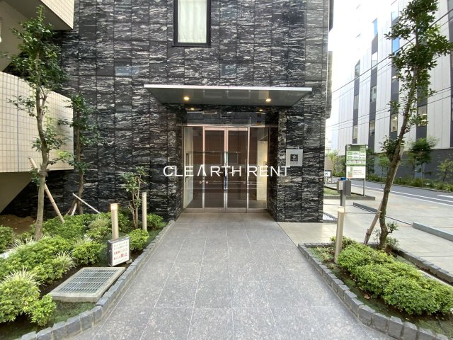 コンシェリア新橋 ＭＡＳＴＥＲ’Ｓ ＶＩＬＬＡ9階 御影石の重厚な雰囲気と緑が迎えてくれる上質なエントランス。