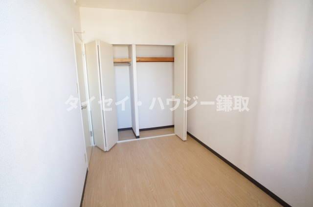 オーシャンビュー参番館0406号室 北側の洋室にも収納あります