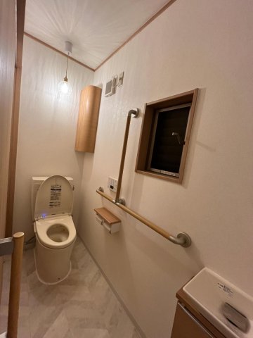 Cozy House南鎌ヶ谷デザイナーズリノベ戸建 1階バリアフリートイレ。温水洗浄機能付き・洗面台完備。