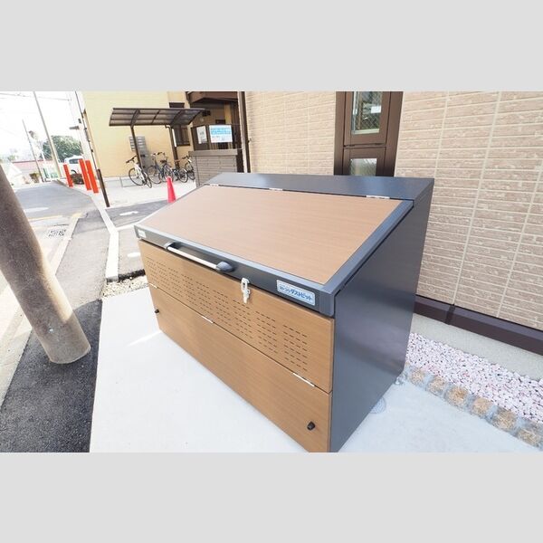 グラディーヴォレ201号室 専用ゴミステーション