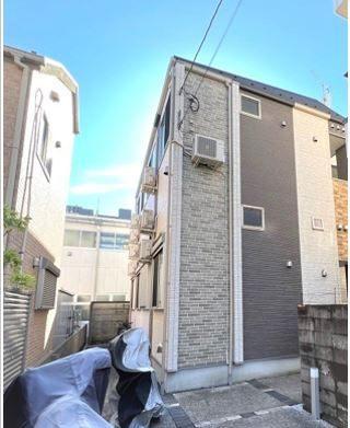 ラプレ下丸子201号室 閑静な住宅地にあり、エントランスも広々としています
