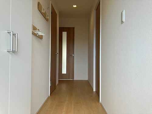 ニックハイム鶴見第二4階 玄関から見た廊下　※2026年3月撮影の写真