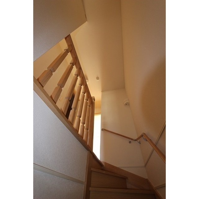 ベルグラース201号室 玄関～階段上