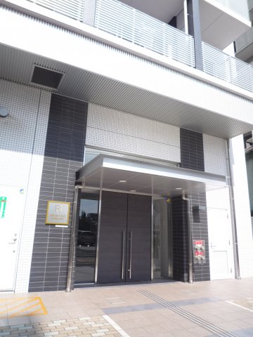 プライムアーバン久米川604号室 エントランス右手の白い扉はゴミ置場入り口