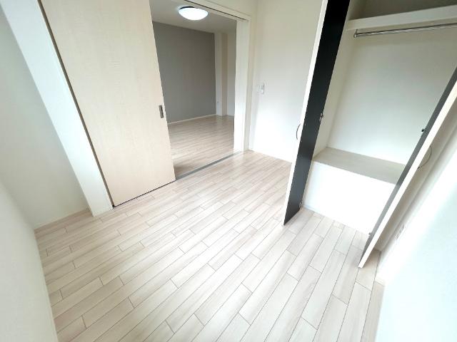 Ｓｍｉｌｅ　ｖｉｌｌａ（スマイル　ヴィラ）203号室 洋室