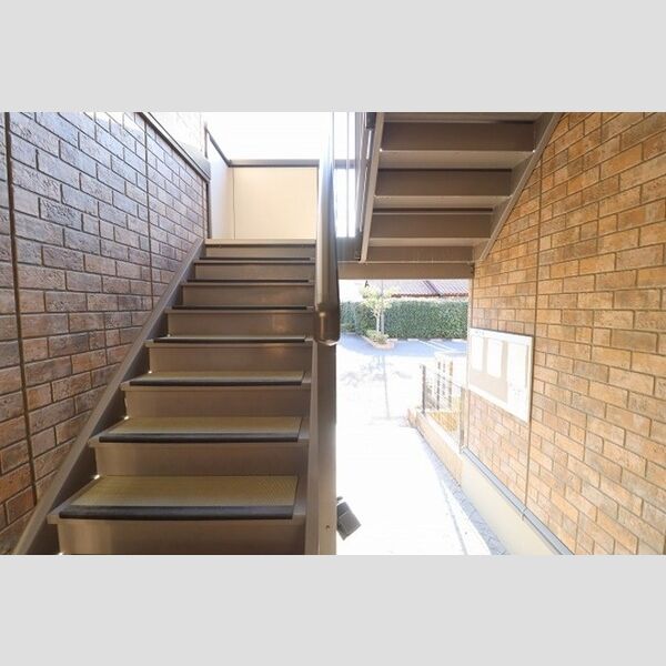 リビングタウン上野台　B 共用階段