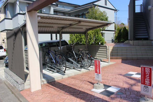 ストレリチア．M202号室 屋根付きの駐輪場を無料で使用できます