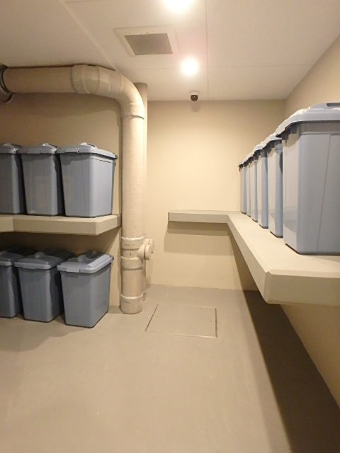 セレニティコート虎ノ門13階 敷地内ごみ置場は24時間利用可能です♪