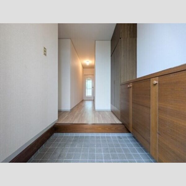 ラヴェニュ　A 玄関