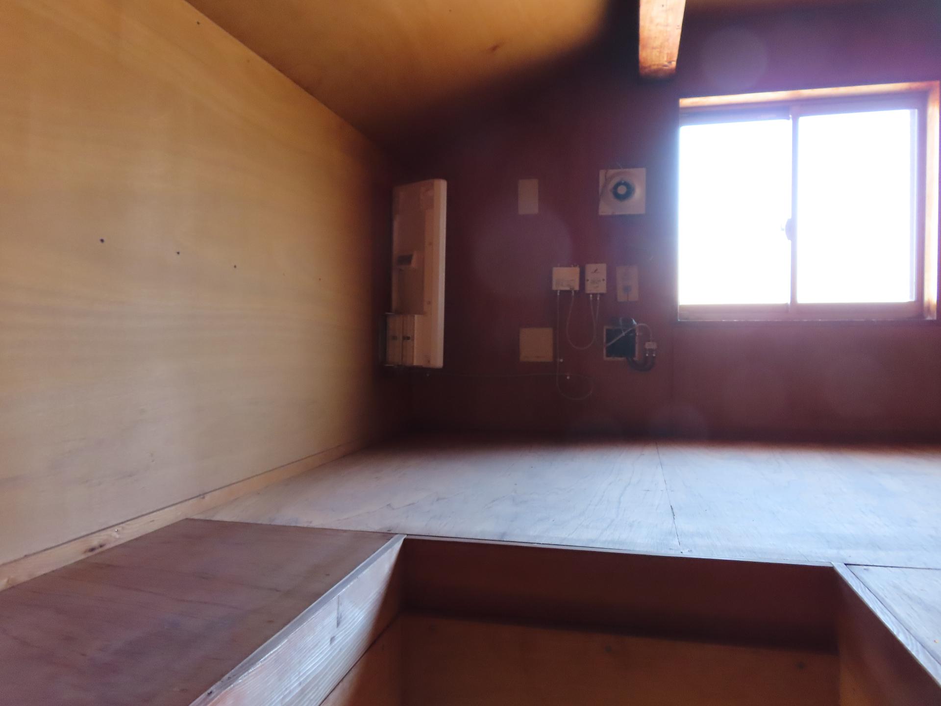 越谷市平方戸建 便利な大容量の屋根裏収納庫／TVアンテナ設置／窓＆換気扇付き