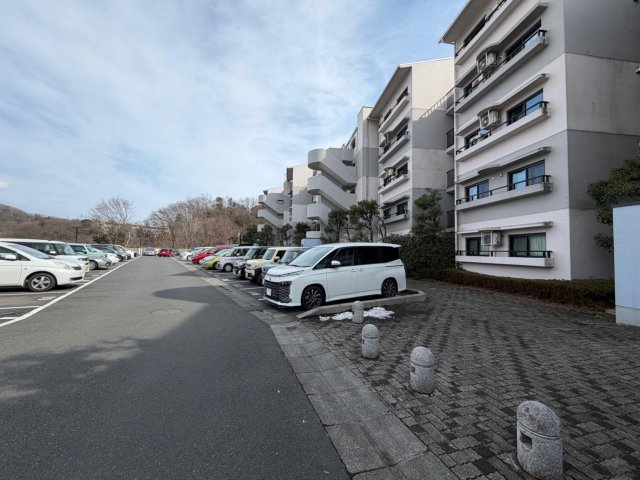 森の里セントラルビューハイツ 平置き駐車場（角エリア）、屋根付き駐輪場