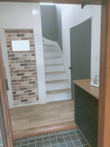 ペットと暮らす田喜野井戸建 ホワイトをベースとした明るい玄関がお出迎えします。