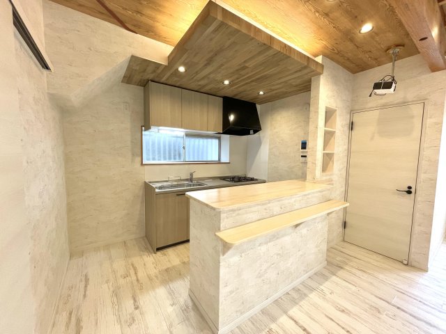 ハワイアンシアター古民家 羽村 システムキッチンは清潔感があり、対面式カウンターも♪