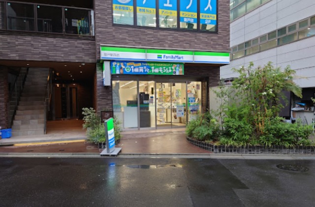 Ｃａｓａ　Ｓｔｒａｄａｌｅ　（カーサ・ストラダーレ） 【コンビニエンスストア】ファミリーマート 登戸駅西店まで650ｍ