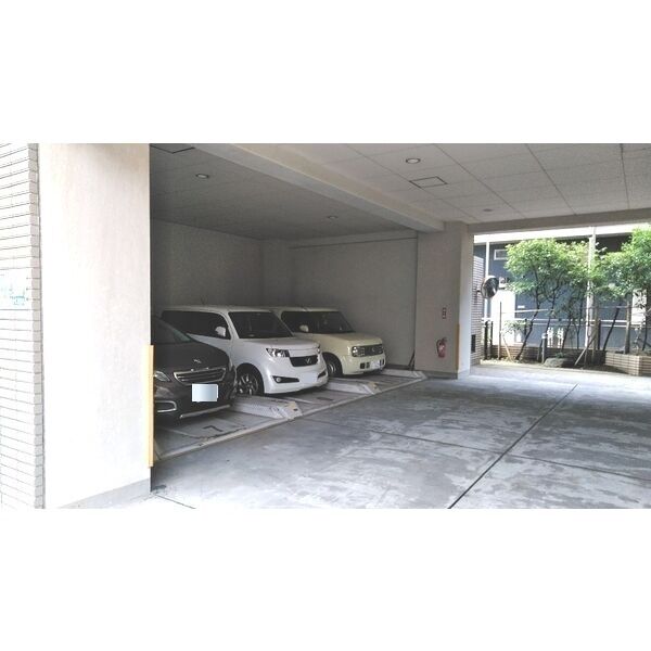 アブニール根岸 駐車場