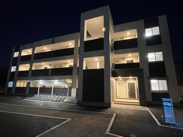 カーネル　ベイス102号室 外観写真（夜）