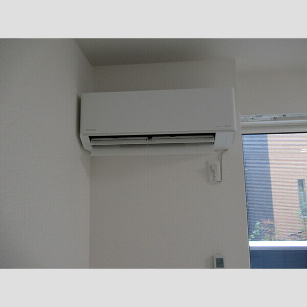 N・D-ROOM IIDACHOU　A棟105号室 リビングエアコン