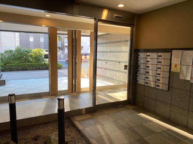 ジェイパーク東中野301号室 入ってすぐに郵便ポスト、エレベーター、動線が短いです。