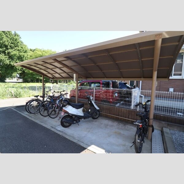 シャインハイツ102号室 駐輪場