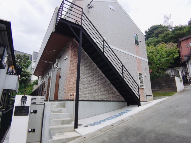 ヴィンティア鶴川203号室 階段下が駐輪場となっております。