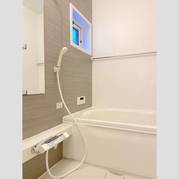 クレール藤沢Ⅱ 浴室には窓、追い炊き機能付き!