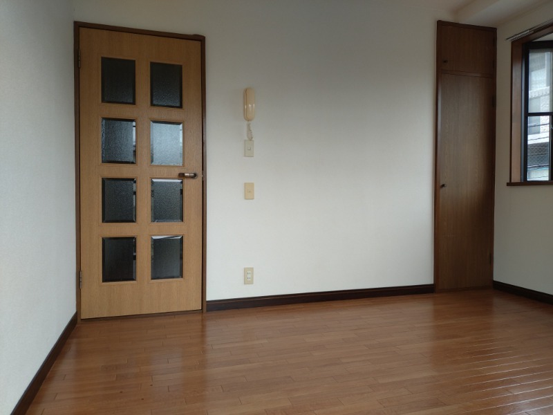 ロイヤルハイム上野 リビング