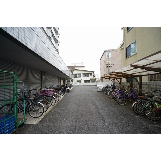 エレガンス綾瀬６0602号室 駐輪場