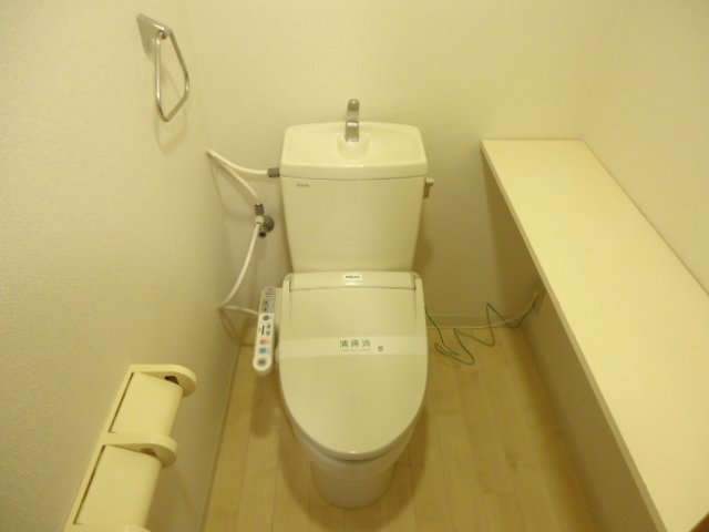 ヴィラ・マリアージュ101号室 シャワー付トイレ