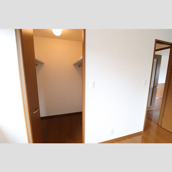 ウィルモア桜町103号室 ウォークインクローゼット