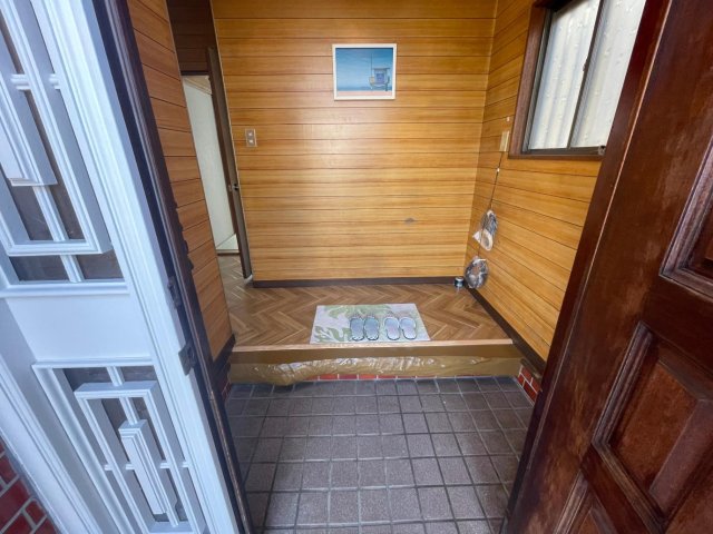 KASHIWA BLUE TERRACE B5 玄関　お気に入りの絵を飾って気分も上がる！