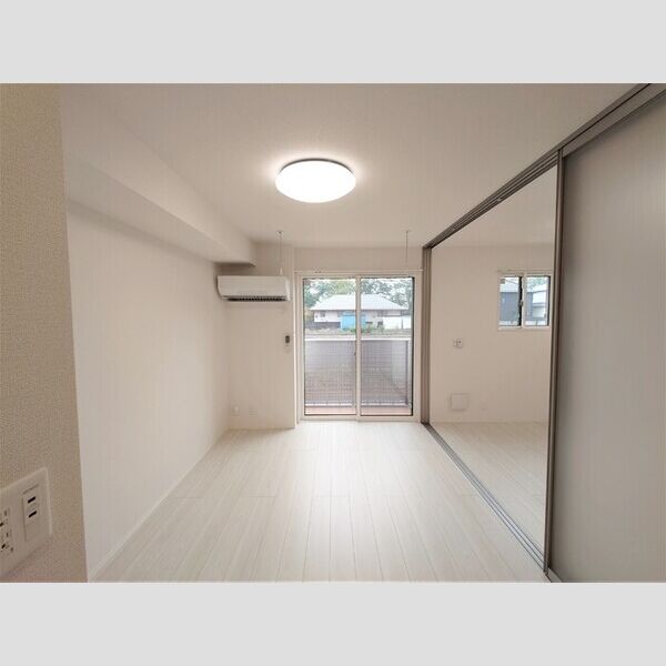 パーシモン グレイス102号室 LDK10.8帖(別角度)