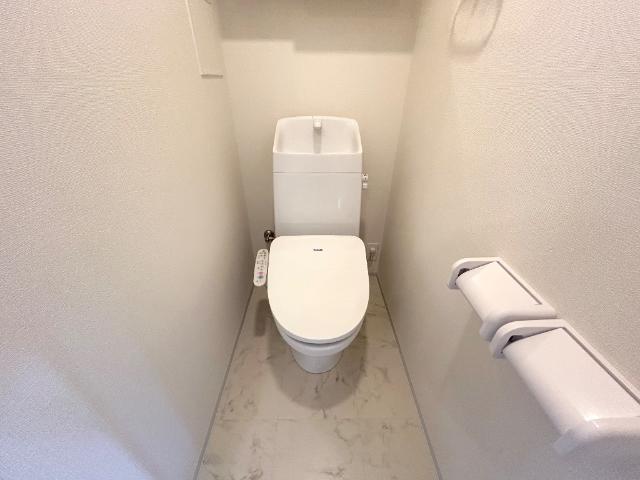 Ｓｍｉｌｅ　ｖｉｌｌａ（スマイル　ヴィラ）202号室 シャワー付トイレ