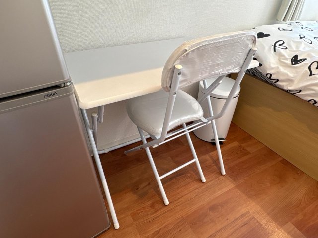 アミテラス伊勢原（旧レジェンド伊勢原シェアハウス） 机と椅子も備え付けです