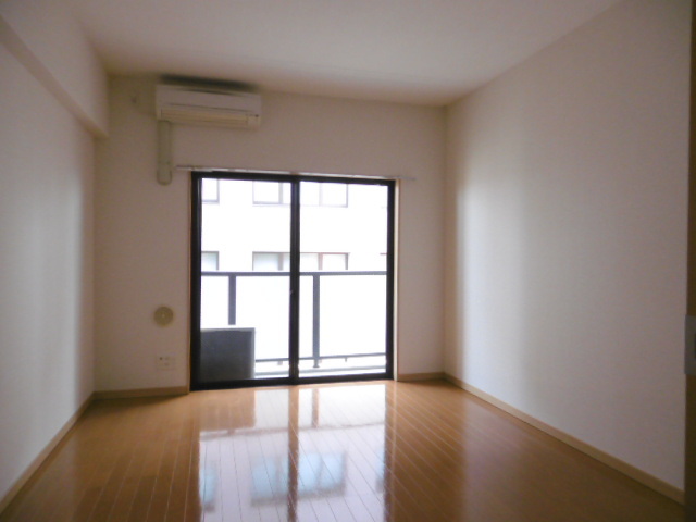 トレセリア横山0806号室 洋室広々7.1帖の洋室です。