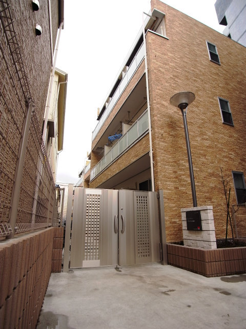 リブリ・アドバンス鶴見Ⅱ3階 エントランス